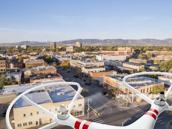 Drone voando sobre a cidade — Fotografia de Stock