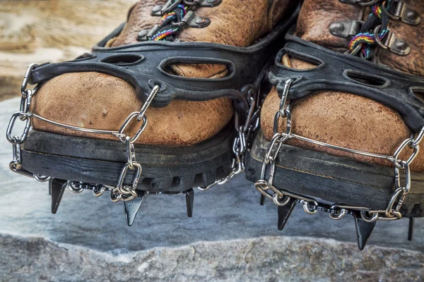 Wandelen laars met stijgijzers — Stockfoto