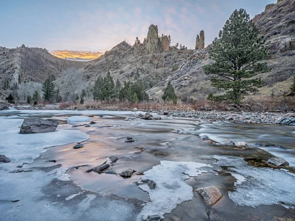 Talvi hämärä yli Poudre Canyon — kuvapankkivalokuva