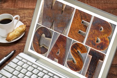 Web yayını word dizüstü bilgisayar ekranında