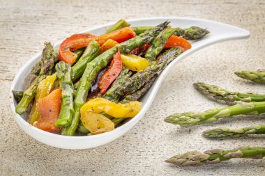 kavrulmuş kuşkonmaz salatası