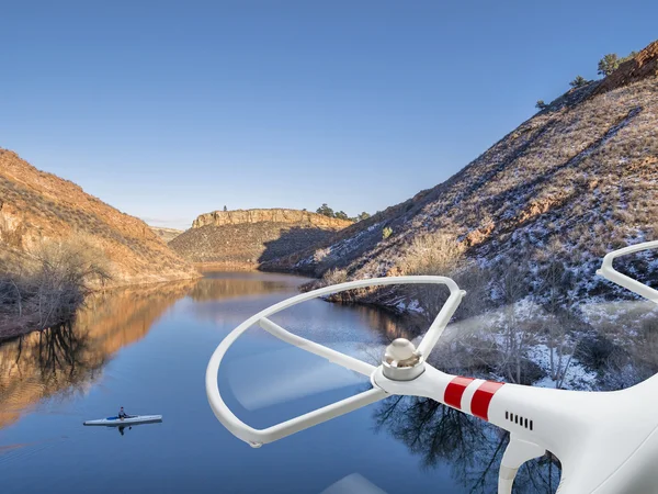 Drone volando sobre el lago con canoa — Foto de Stock