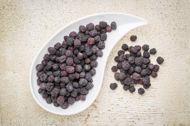 kurutulmuş chokeberry (aronia)