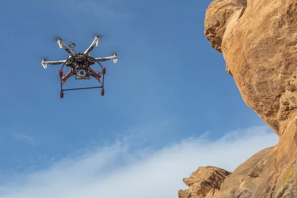Drone flying along sandstone cliff — Stock Photo, Image