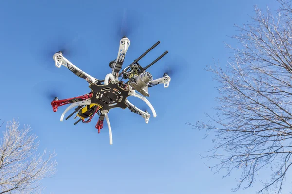 Drone esacopter che vola con fotocamera — Foto Stock