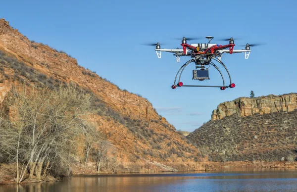 Hegyi tó felett repülő drone — Stock Fotó