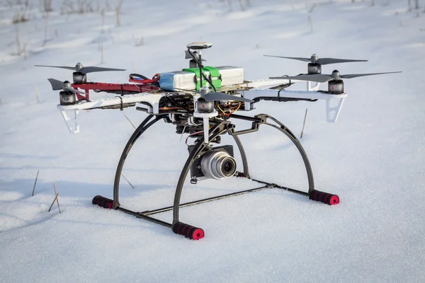 Hexacopter hukot na sněhu — Stock fotografie