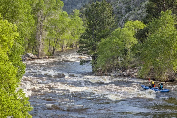 Springtime wildwater kajakken — Stockfoto