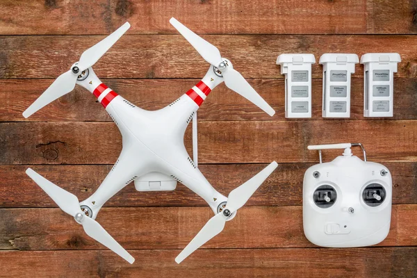 Quadcopter drome egy rádió-tartományvezérlő és a tartalék elemmel — Stock Fotó