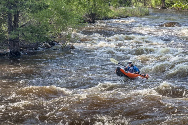 Уайтуотер kayaker на річці Poudre — стокове фото