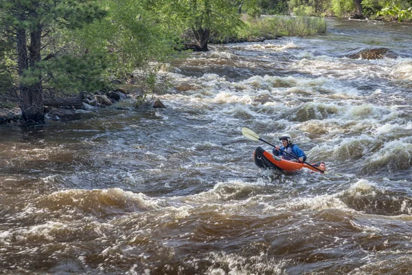 Kajakář Whitewater řeky Poudre — Stock fotografie