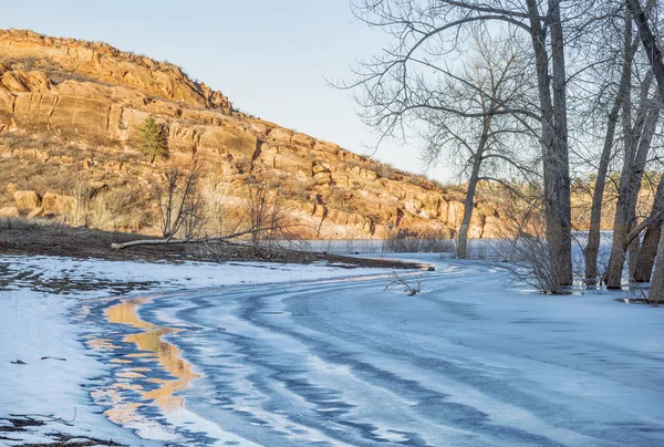 Lago de montanha congelado no Colorado — Fotografia de Stock