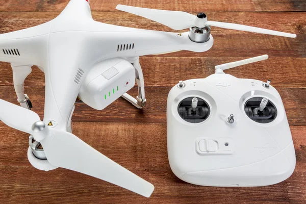 Drone Фантомні quadcopter з радіо copntroller — стокове фото