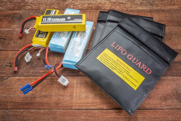 Lipo-Batterien und schützende Ladebeutel — Stockfoto