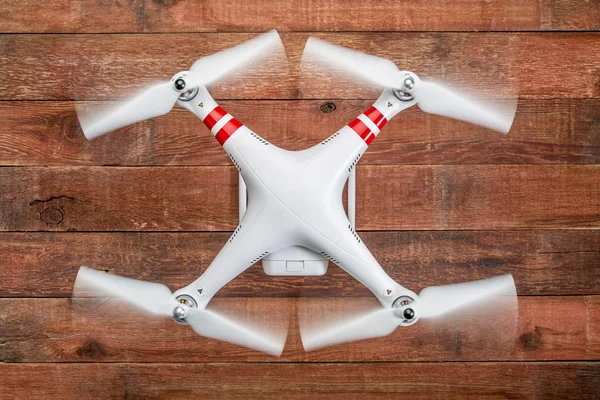 Phantom drone met spinnen propellers — Stockfoto