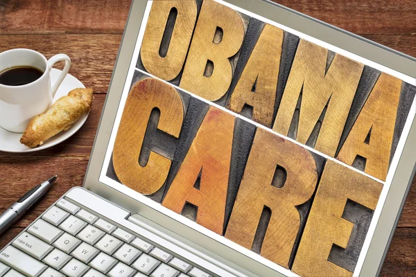 Obamacare typografi på laptop skärm — Stockfoto