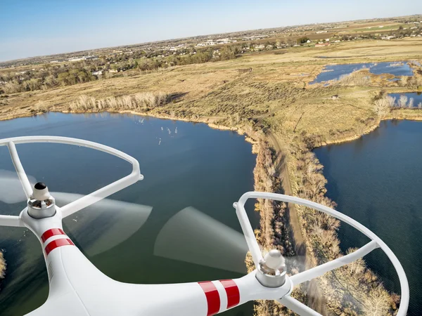 Drone repül át a tó és mocsár — Stock Fotó