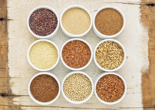 Nove grãos saudáveis, sem glúten — Fotografia de Stock