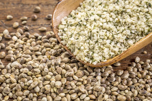 Hemp seeds and hearts — Stock Photo, Image