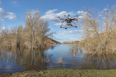 Göl üzerinde uçan hexacopter dron