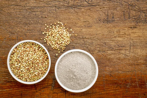 Buckwheat grain and flour — Stock Photo, Image
