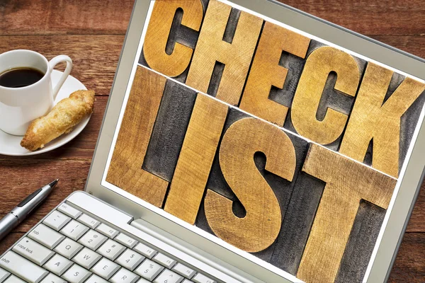 Checklist tipografia di parole su laptop — Foto Stock