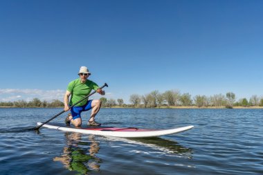 paddleboard kadar stand üzerinde üst düzey erkek