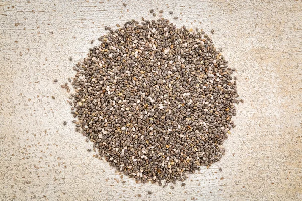 Chia zaden stapel tegen rustieke hout — Stockfoto