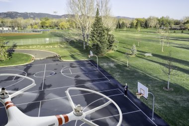 Basketbol sahası üzerinde uçan quadcopter dron