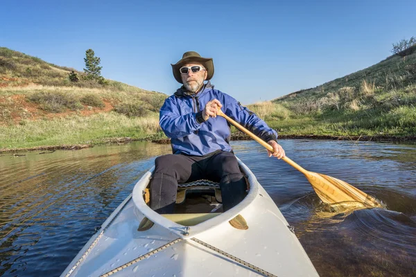 Senior paddlaren och expedition kanot — Stockfoto