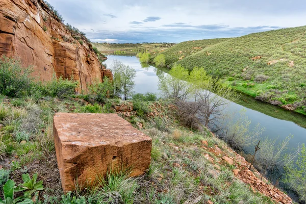 Antigua cantera de arenisca en la orilla del lago —  Fotos de Stock