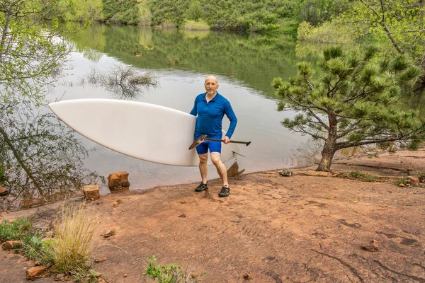 Senior Paddler mit Sup Paddleboard — Stockfoto