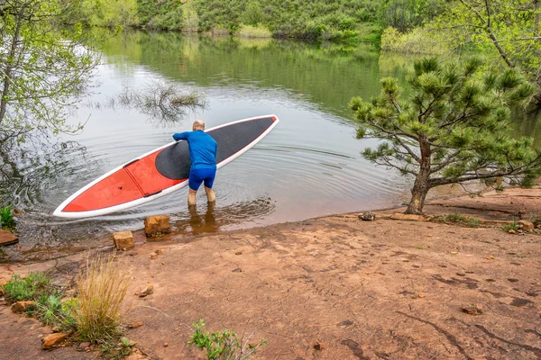 Senior paddler launching  SUP paddleboard — Stock Photo, Image
