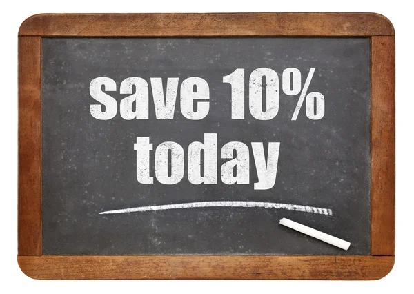 Salvar dez por cento hoje oferta no quadro negro — Fotografia de Stock