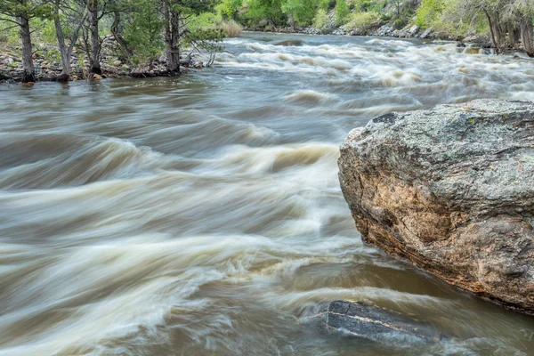 Poudre řeka na jaře utekla — Stock fotografie