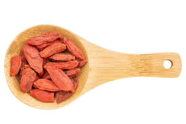 Bayas de Goji en cuchara de madera —  Fotos de Stock