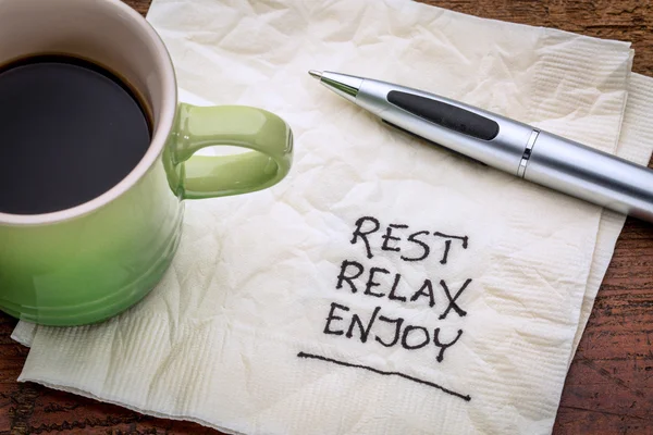 Descansar, relaxar, desfrutar no guardanapo — Fotografia de Stock