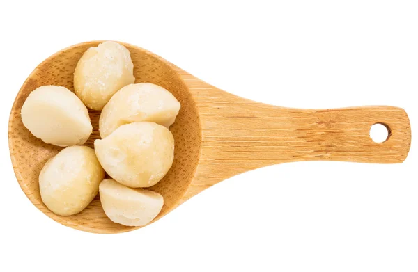 Macadamia noten op houten spoob — Stockfoto