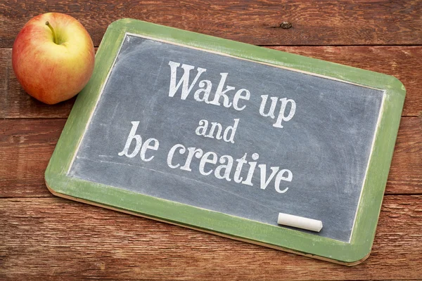 Wakker en creatief op blackboard — Stockfoto