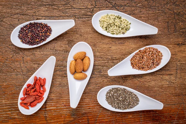 Superfood grano, semilla, bayas y frutos secos abstracto — Foto de Stock