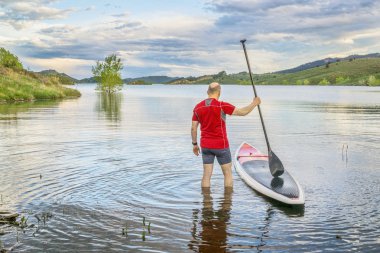 erkek paddler Sup paddleboard Gölü ile