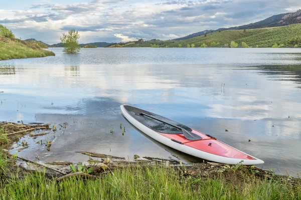 Paddleboard rojo de SUP en orilla del lago —  Fotos de Stock