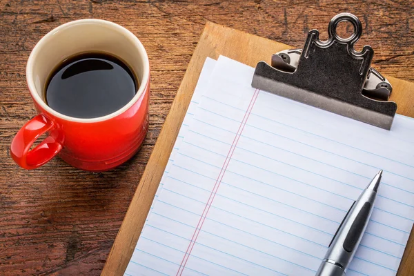 Papel em branco na área de transferência e café — Fotografia de Stock