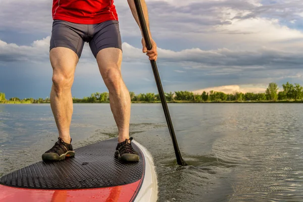 Stand up paddling på sjön — Stockfoto