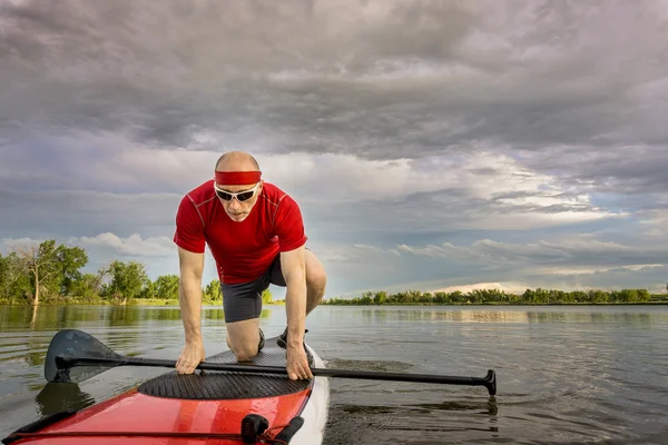 Masculino stand up paddler no lago — Fotografia de Stock