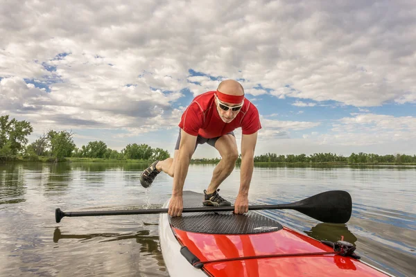 Debout pagayer sur un lac dans le Colorado — Photo