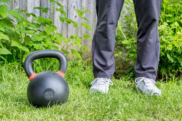 Entrenamiento de kettlebell en el patio trasero — Foto de Stock