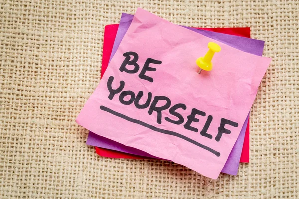 Be yourself reminder note — Stockfoto