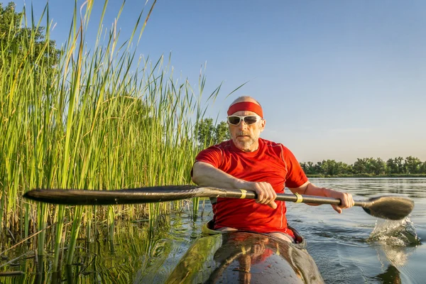 Remar carreras de kayak de mar en el lago — Foto de Stock