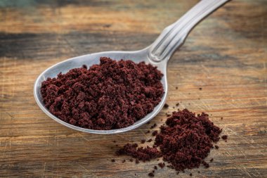 acai berry toz çorba kaşığı üzerinde
